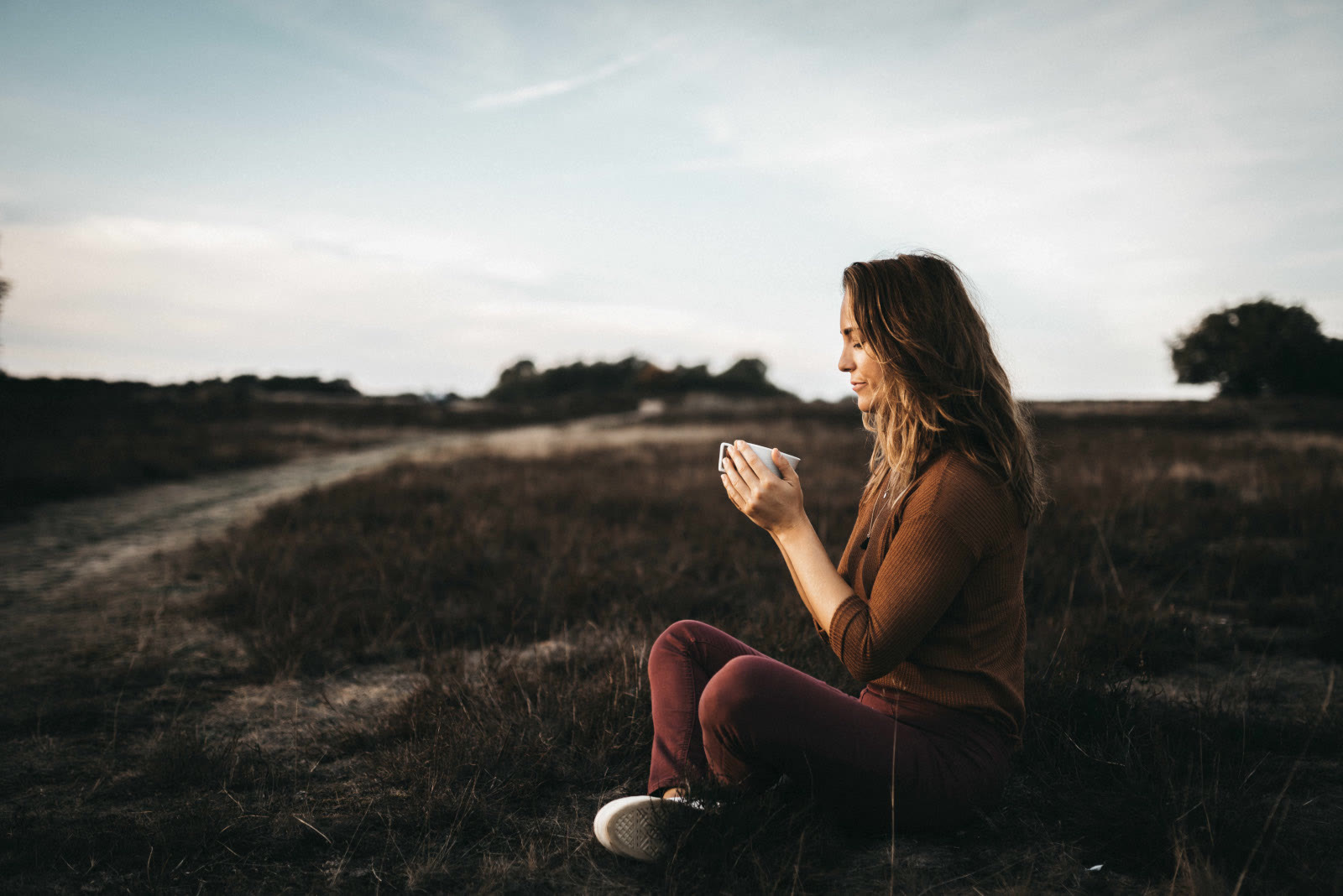 Eliane lummelt met koffie