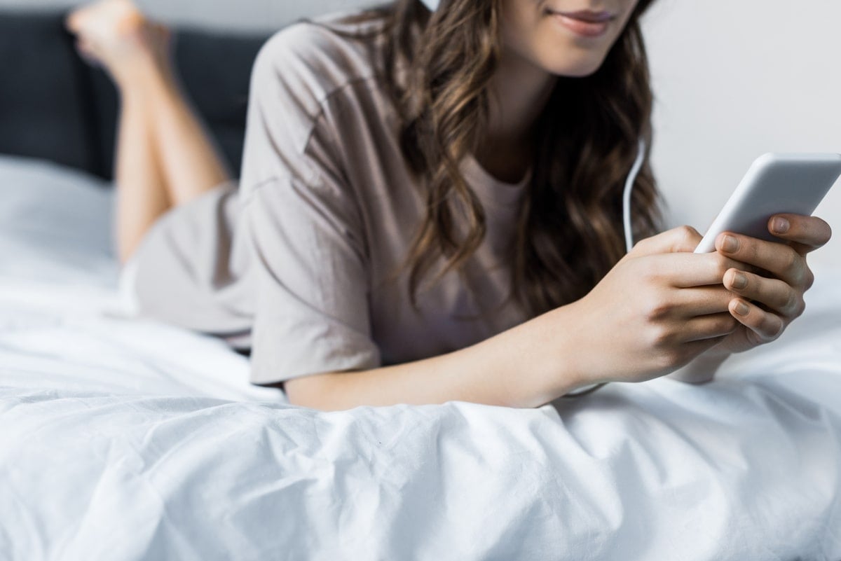 Lisette die op haar telefoon op zoekt: wat is yoga nidra?