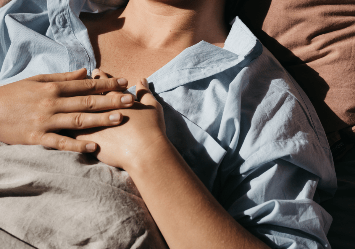 Vrouw die nidra breath liggend beoefent