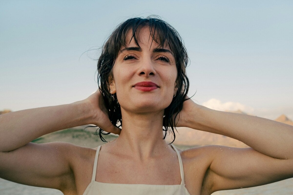 Vrouw die ademhalingsoefening Wim Hof uitprobeert