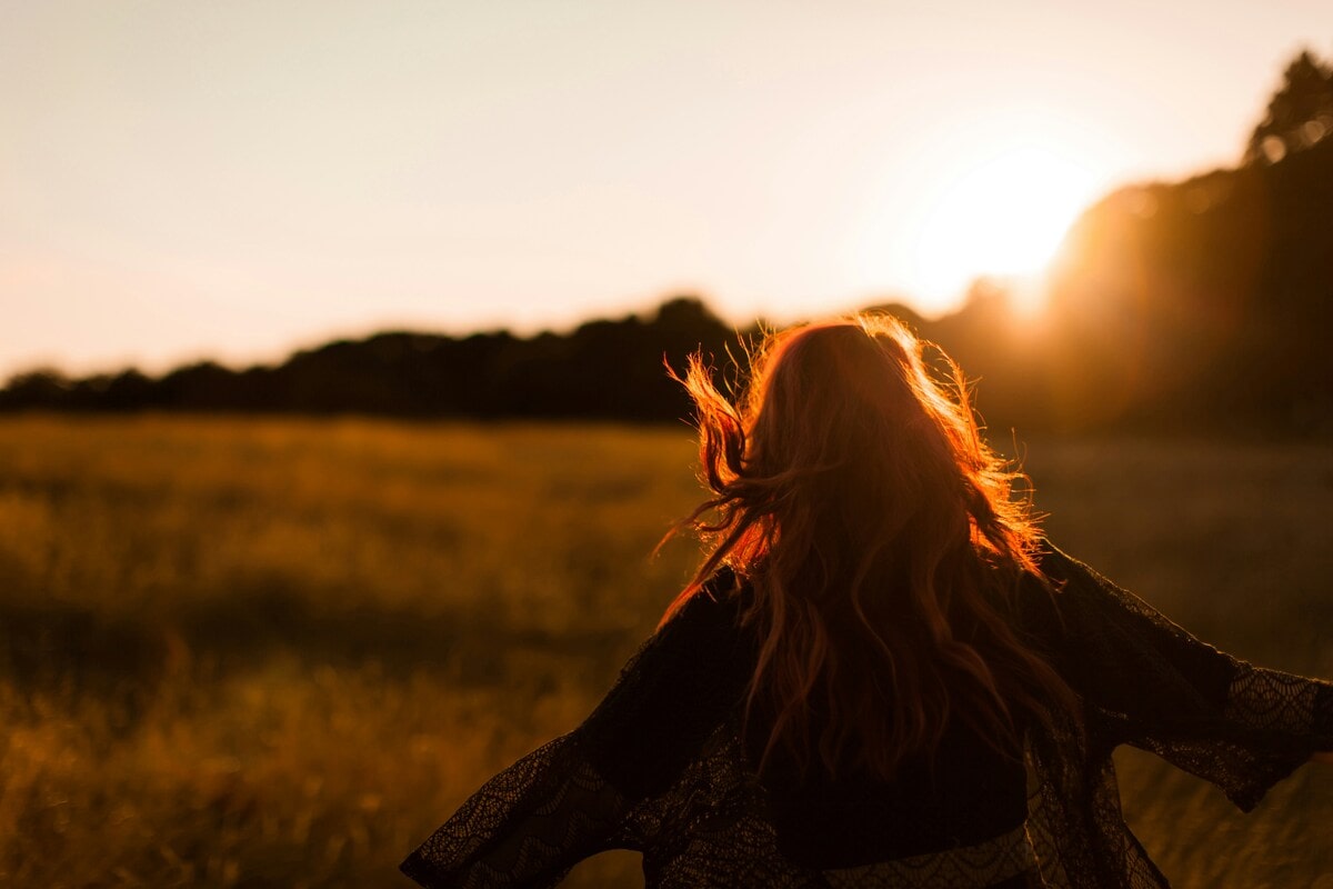 Vrouw die buiten het leven in overvloed ervaart