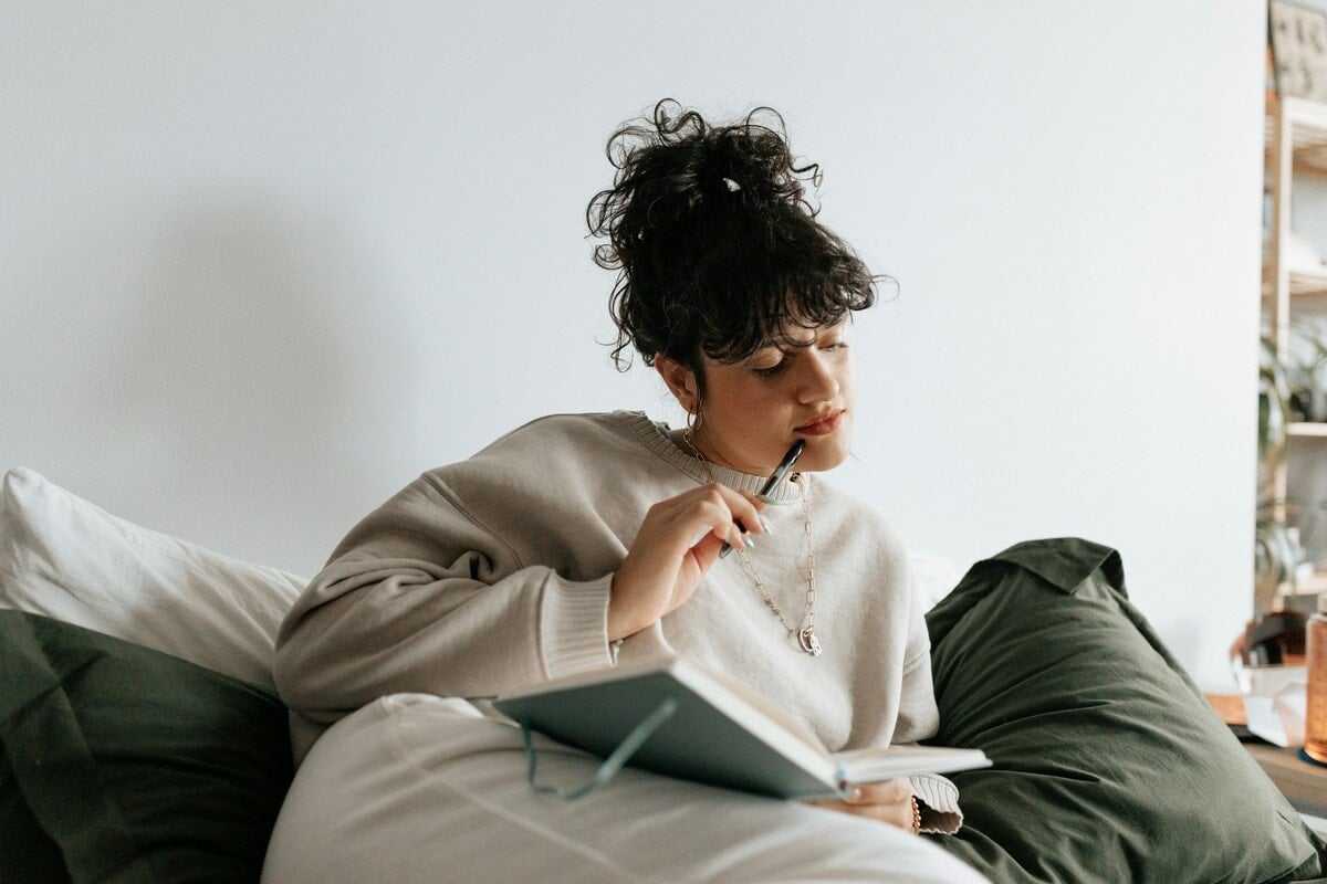 Vrouw die door middel van journaling positief denken verbeterd
