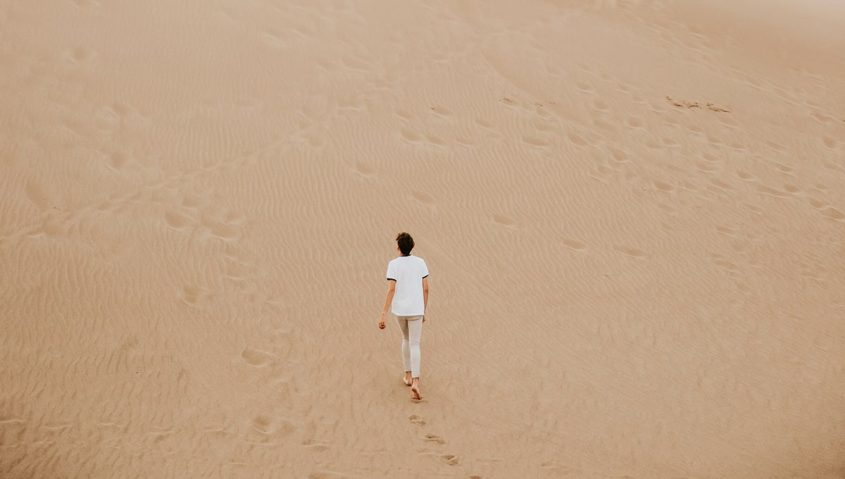 Man die het effect van wandelmeditatie ervaart in de woestijn
