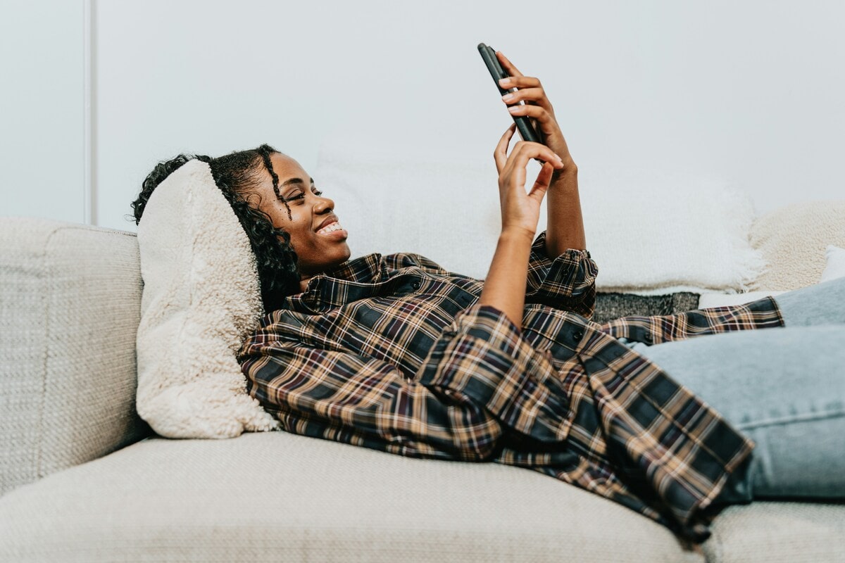 Iemand op de bank die dagelijks ontspannen is