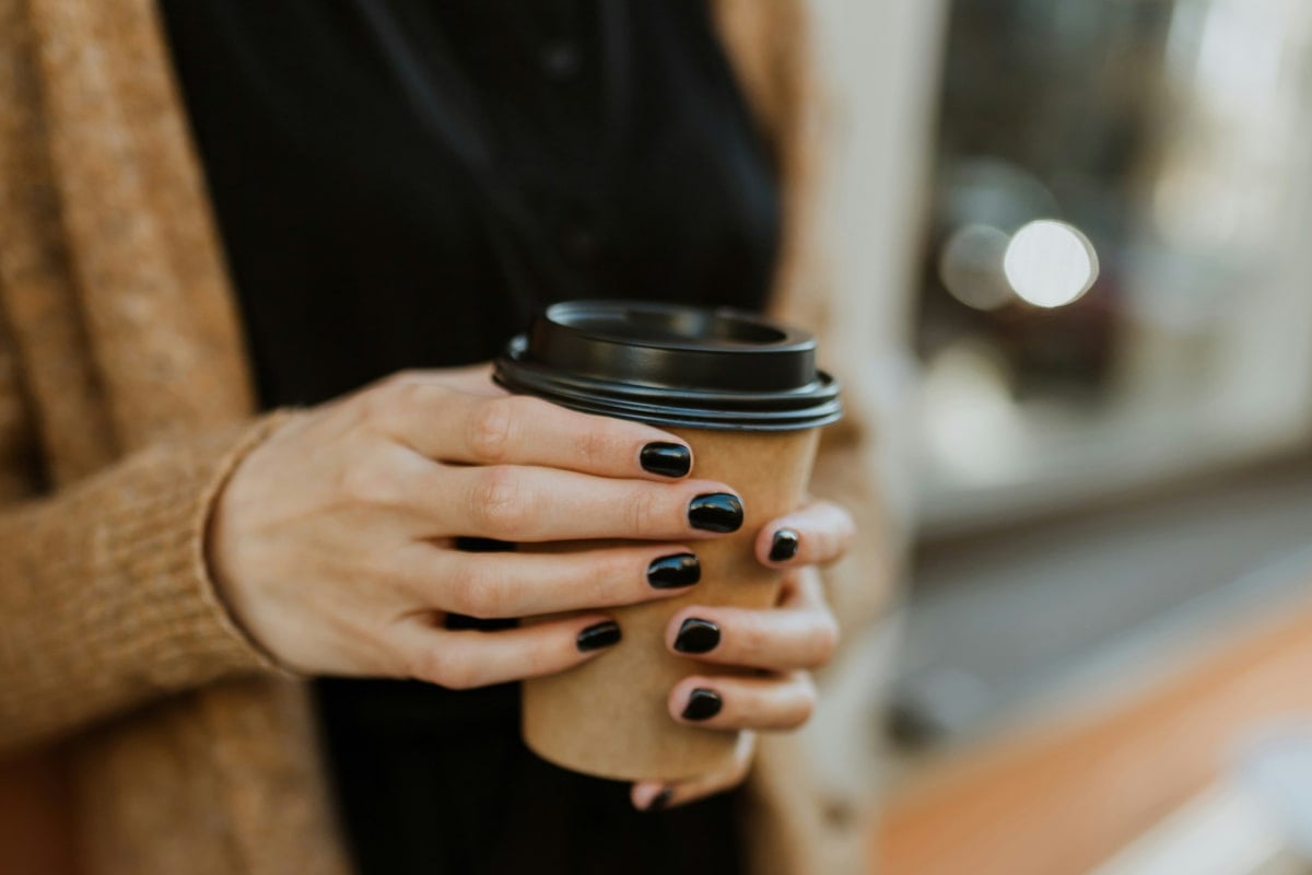 Een van de negatieve dopamine effecten, iemand die verslaafd is aan koffie