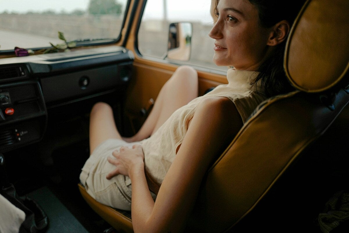 Vrouw in de auto met meer balans in haar leven