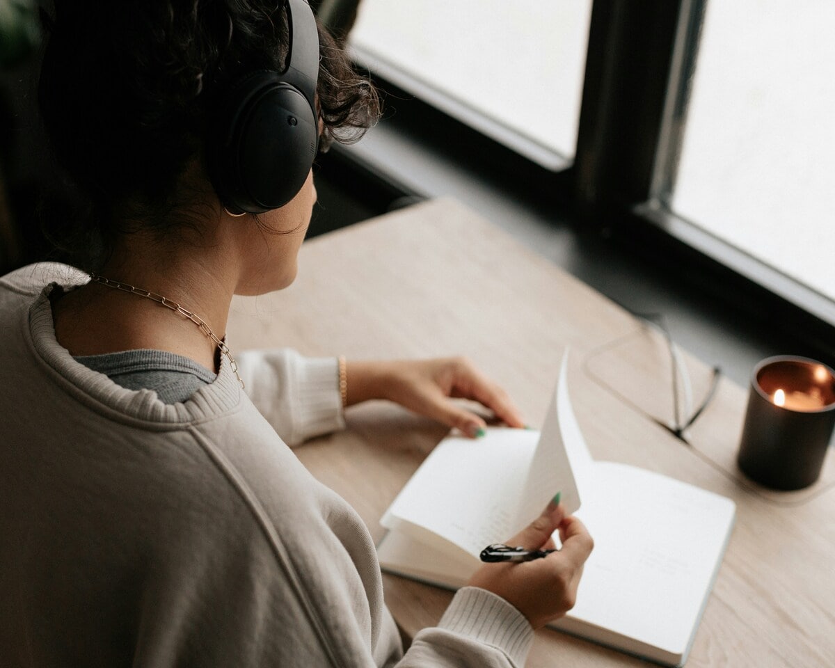 Vrouw die aan haar bureau aan het starten is met ademwerk